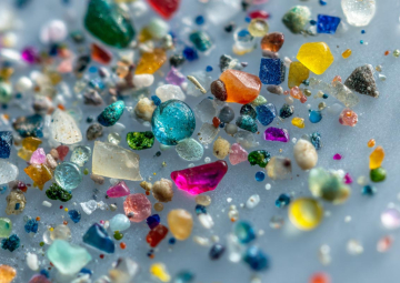 Ukryty plastik w żywności – jak mikroplastik trafia na nasze talerze i co z tego wynika